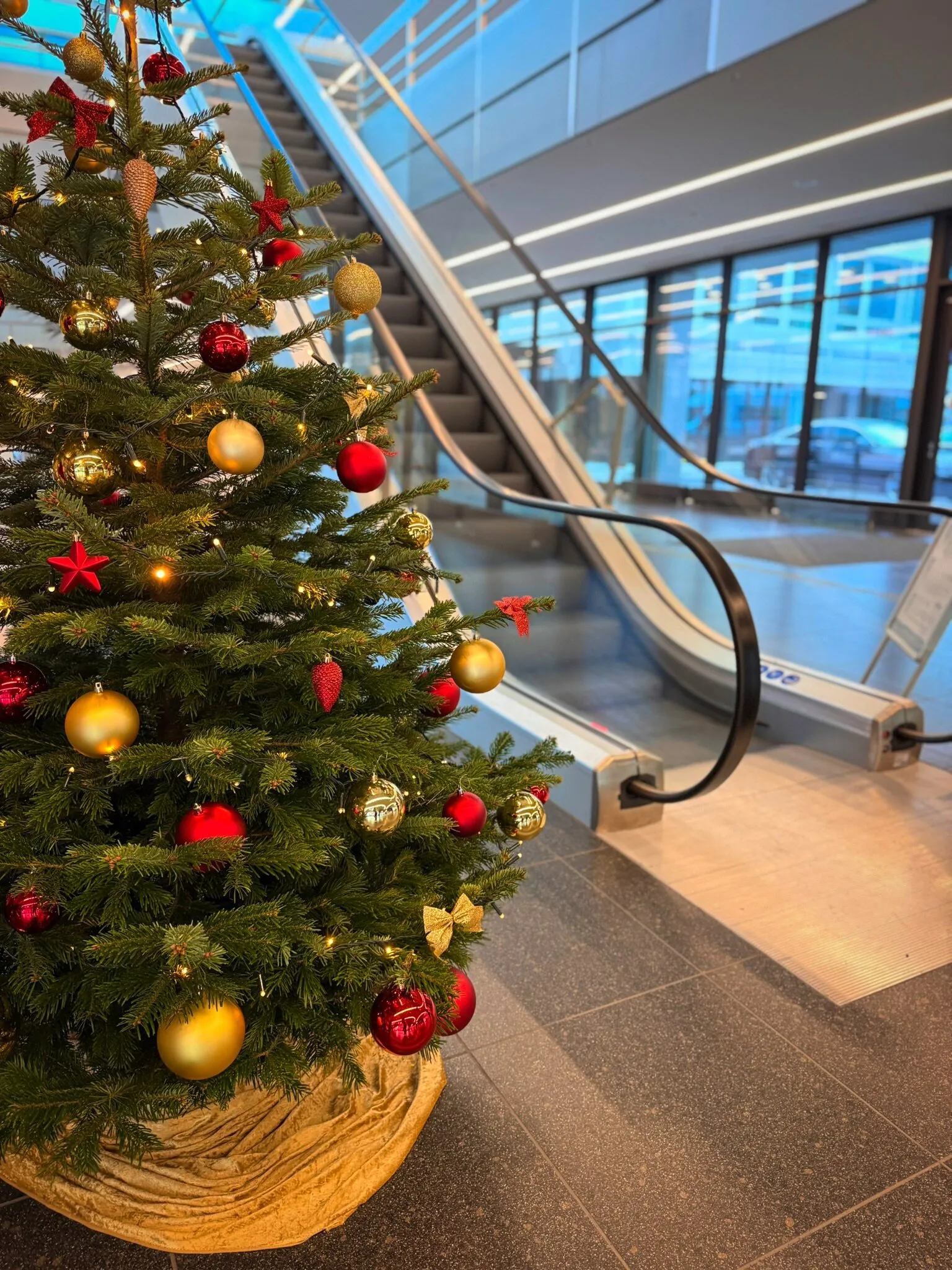 Foyer mit Rolltreppe